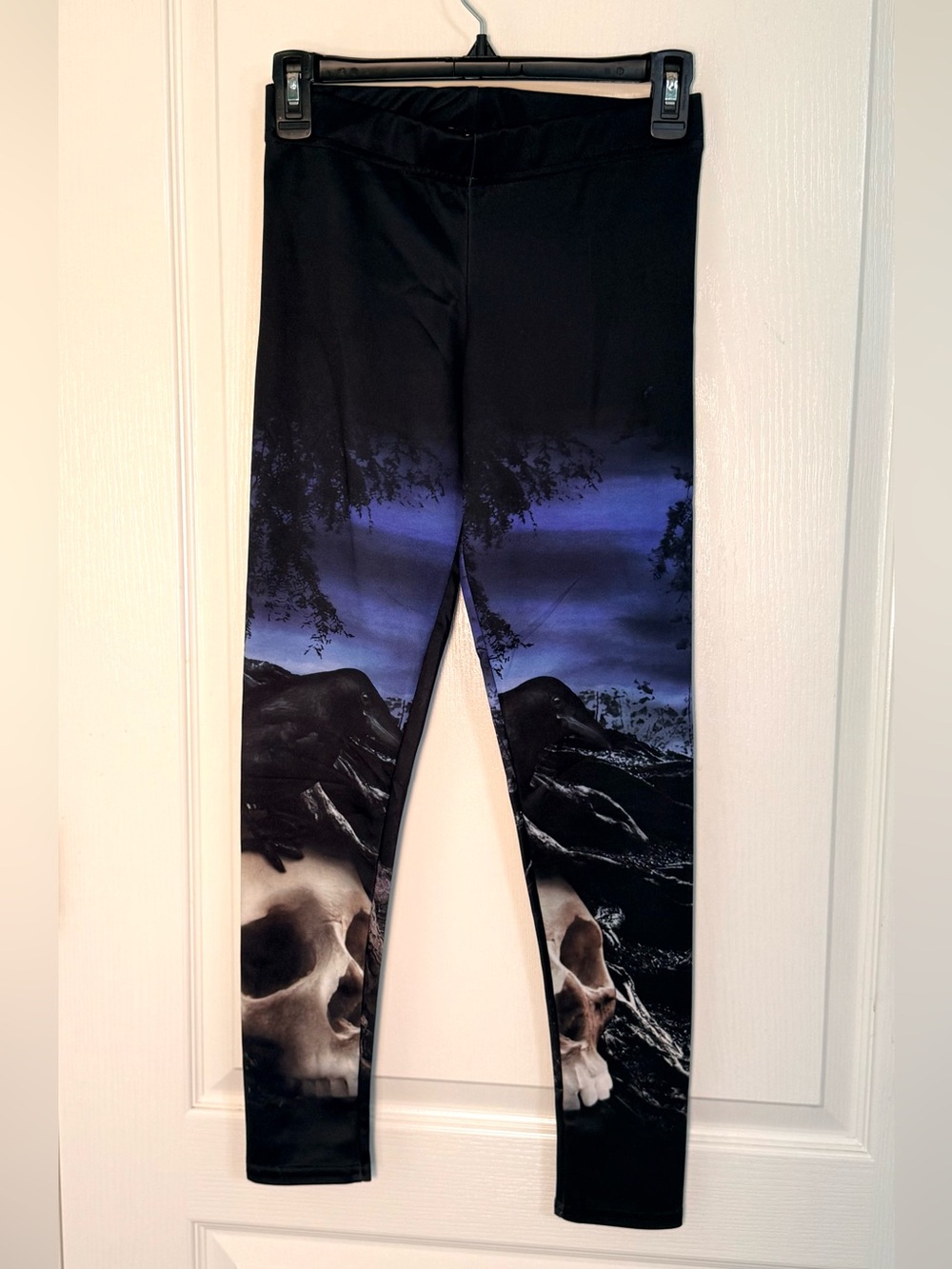 Hot topic Black and Purple Skull Print Halloween Leggings size small